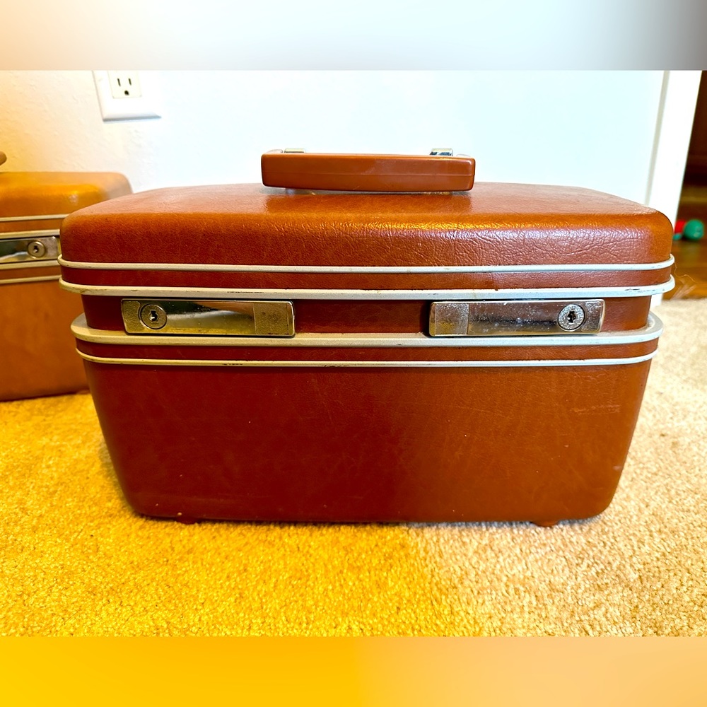 Retro/vintage/Antique vintage samsonite train case makeup case trunk.